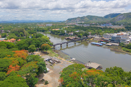 泰国MueangKanchanaburi区ThaMaKhamChaoPhraya河沿铁路直观夸伊河桥背景图片