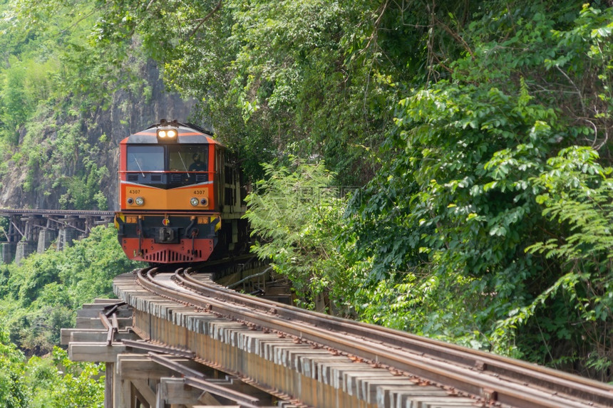 泰国Kanchanaburi镇KwaiBridge河上的泰国当地经典铁路火车图片