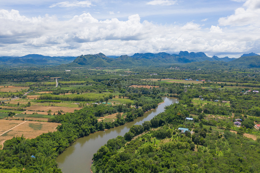 绿山有湖泊或河流泰国Phetchabun的自然景观背图片
