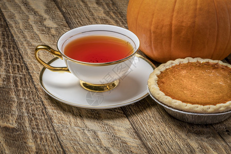 热茶和南瓜派在生锈的木头上感恩节和秋天日的概念图片