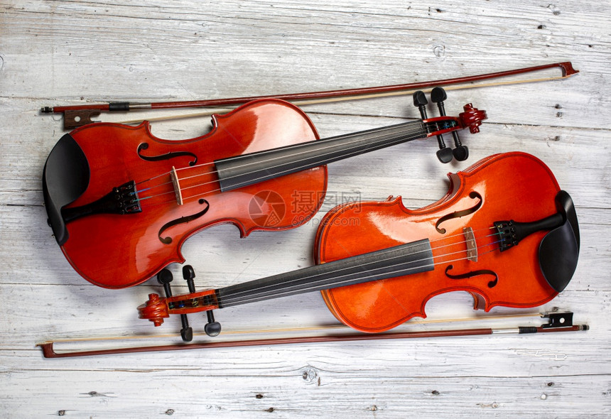 古典小提琴和白木背景的弓图片