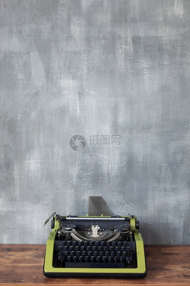 壁底表面附近木制桌边的老式打字机抽象混凝土灰质图片