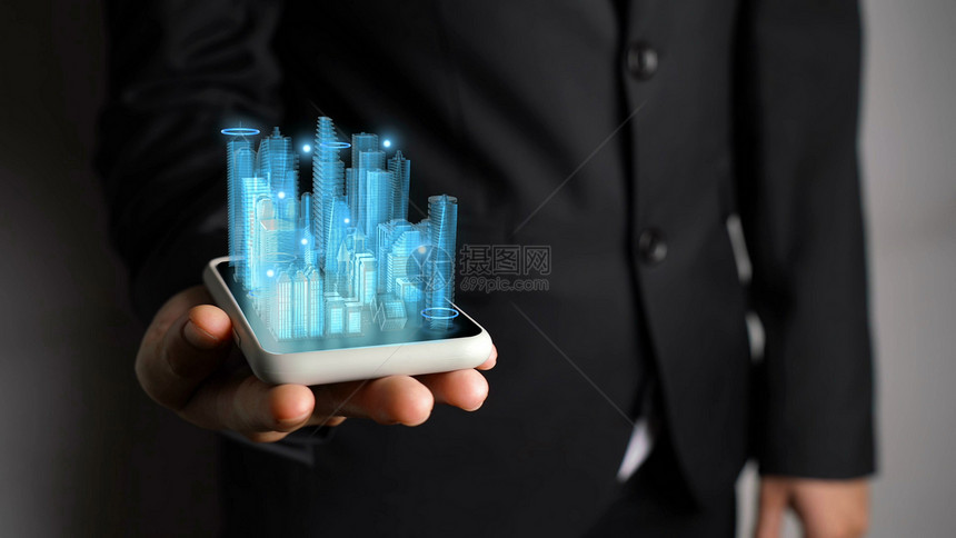 商业家拥有3D城市模型显示现实技术在不断增强未来城市全息图屏幕在虚拟事物互联网和全球络连接的概念中出现图片