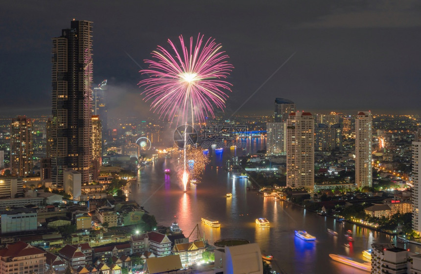 新年烟火节活动在泰国曼谷与ChaoPhraya河的Taksin桥举行图片