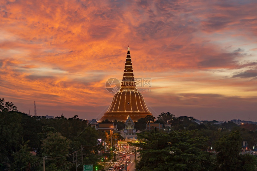 泰国曼谷市附近NakhonPathom的PhraPathomChedistupa寺庙空中景象旅游点泰国里程碑建筑日落时金塔图片