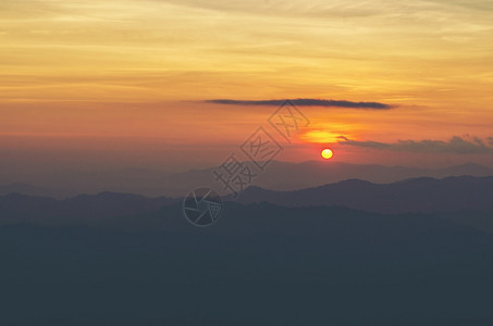 森林山区热层自然日落背景古代图像过滤器背景图片