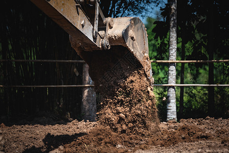 挖掘机正在地面池塘或建设大型基础施图片