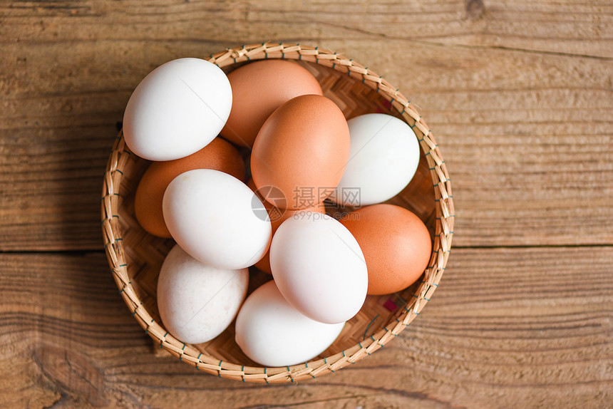在一篮子健康饮食概念中从农产品自然收集的鸡蛋和鸭新鲜鸡图片