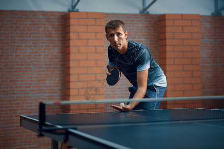 男子打桌球乒乓玩桌图片