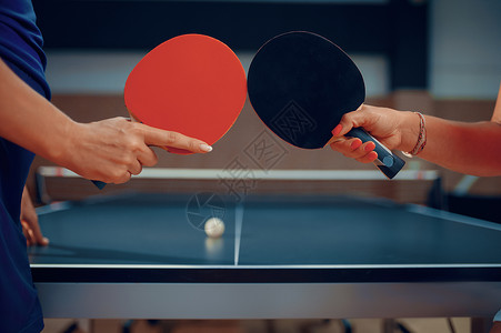 女拥有乒乓球场桌运动员室内桌球朋友玩运动积极健康的生活方式桌球手图片