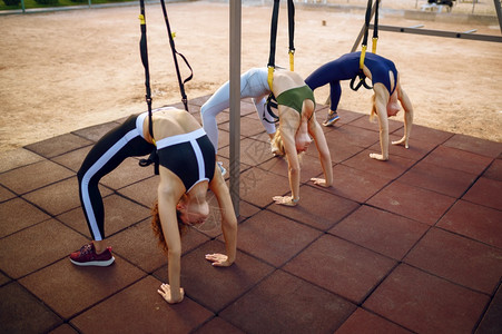运动场户外集体训练运动服女员团队健身锻炼合作体弱在户外锻炼图片