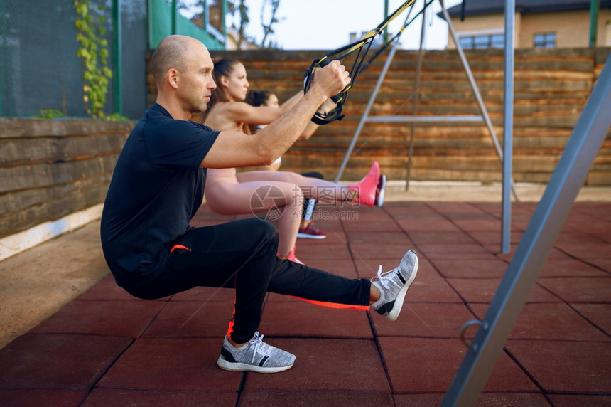 男教练和女在露户运动场健身训练运动服团队健身合作男教练和女小组健身锻炼图片