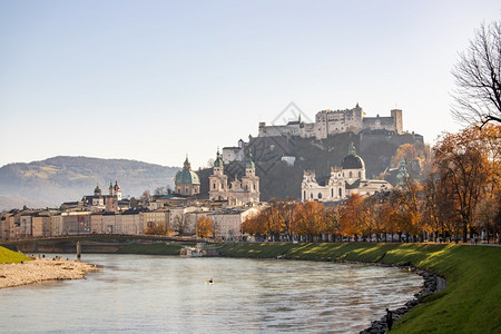 奥地利萨尔茨堡历史区和秋天的萨尔扎克河图片