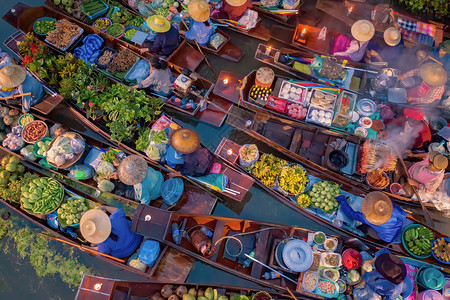 萨达克DamonoenSaduakFloating市场或Amphawa当地人出售水果和传统食品在泰国拉恰布里区运河的船上出售亚洲著名的背景
