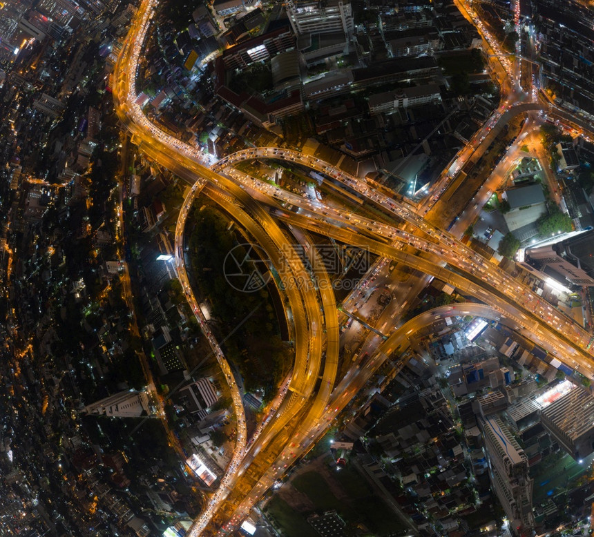 高速公路交界处驾驶汽车的空中景象连接建筑概念网络的桥道顶级视图城市泰国曼谷晚上图片