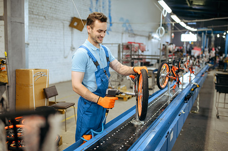 一台自行车自行车工厂的工作人员在工作背景