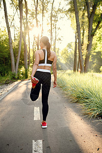 女跑者在阳光明媚的白天参加体育活动健康的生方式在户外运动的跑步者图片