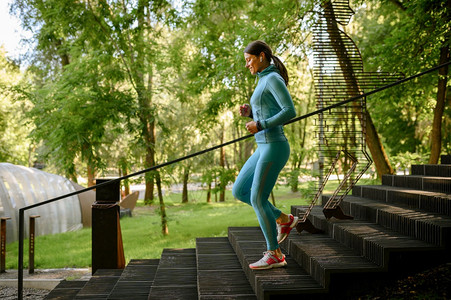 女跑者在阳光明媚的白天参加体育活动健康的生方式户外体育训练图片