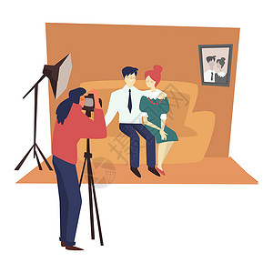 病女照片素材带摄影师孤立矢量的摄影师在工作室拍摄家庭照片沙发上的男人和女以及带数字相机的男子在三脚架聚光灯或投影机上拍摄专业或照片已婚夫妇带插画