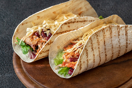 奶酪包Tacos木板上传统的墨西哥菜背景