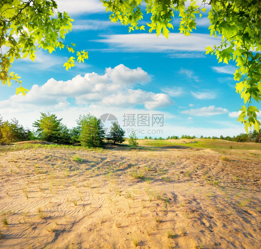 天空多云沙漠上阳光照耀图片