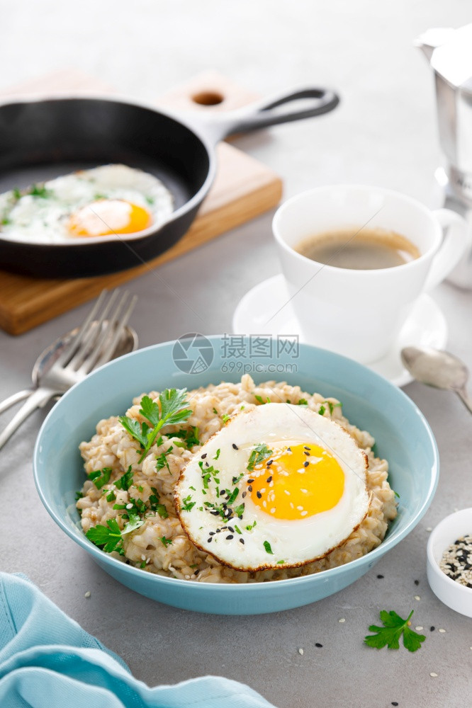 美味的燕麦和炒鸡蛋阳光明媚的一边吃早餐图片