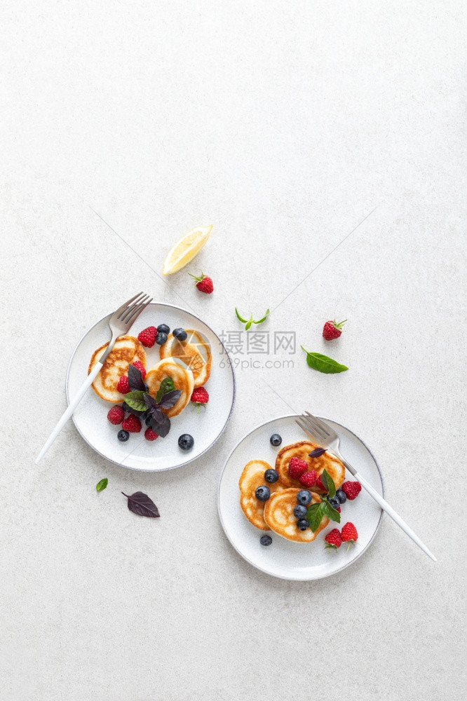 带新鲜蓝莓和草的煎饼用于健康素食早餐图片
