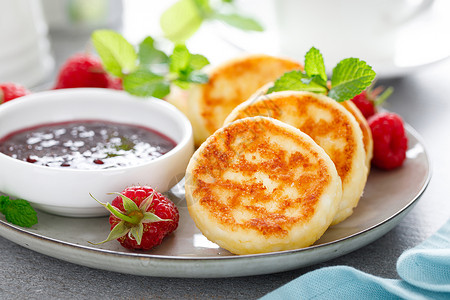 奶油芝士煎饼甜卷和浆果酱新鲜草莓在早餐桌上高清图片
