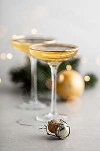 两杯香槟和圣诞装饰品两杯香槟装饰品和圣诞图片
