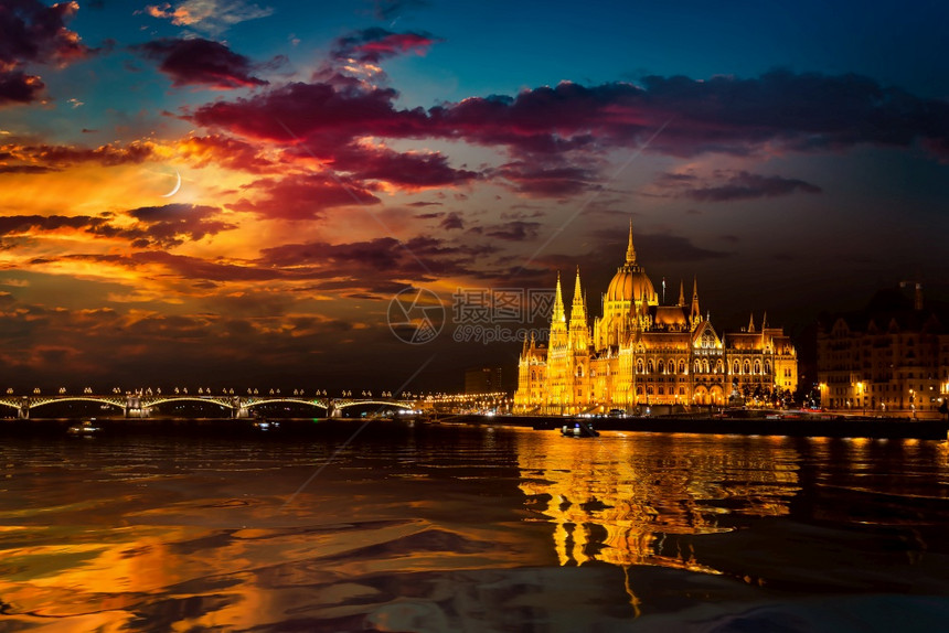 日落时布达佩斯著名地标的美丽景色图片