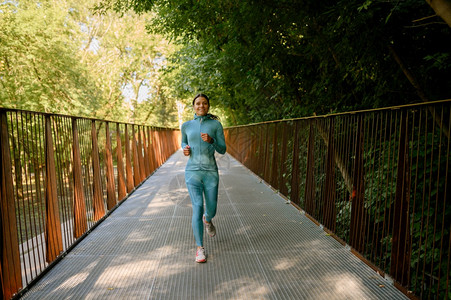 女跑者在阳光明媚的白天参加体育活动健康的生方式户外跑步者图片