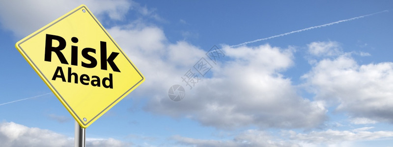 蓝色天空和黄路牌前面有文字风险3D图片