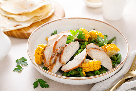 鸡肉沙拉配玉米饼和绿豆背景图片