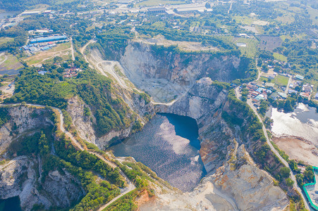 苏黑巴托尔湖大峡谷Chonburi的空中景象卡车在有山丘的采石场挖掘煤矿或含黑铁石的场背景