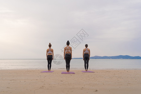 瑜伽班艺术字参加瑜伽班俱乐部的亚洲妇女群体在自然海滩和滨户外开展运动和瑜伽活学习体育和娱乐概念背景