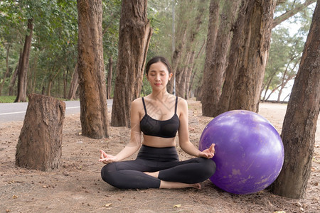 一名亚洲妇女在瑜伽班俱乐部冥想在自然沙滩和户外上进行锻炼和瑜伽在体育娱乐概念中进行静思人们的生活方式动背景图片