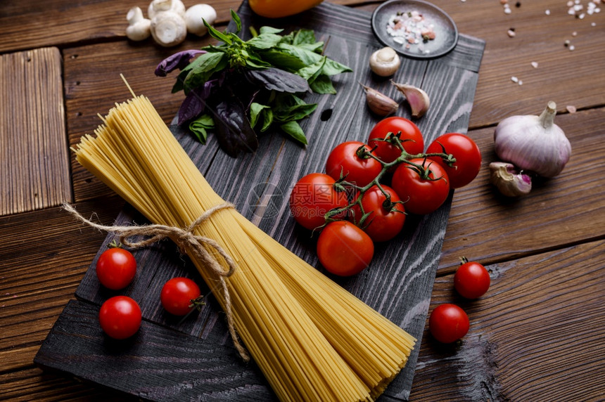 有机素食品杂货天然产品健康的生活方式概念新鲜蔬菜和意大利面木本图片