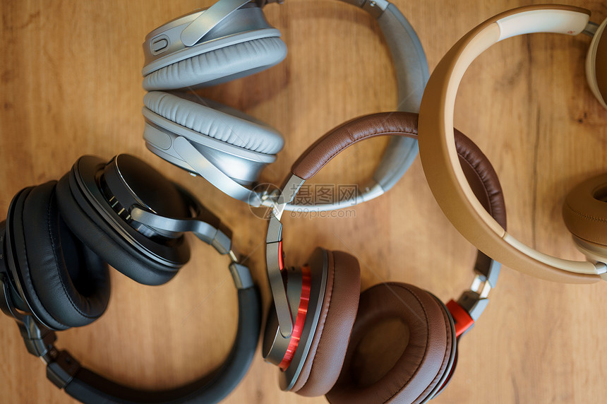 音频商店顶台无人的柜耳机发言者系统选择不同耳机多媒体沙龙设备商店音频顶台的耳机图片
