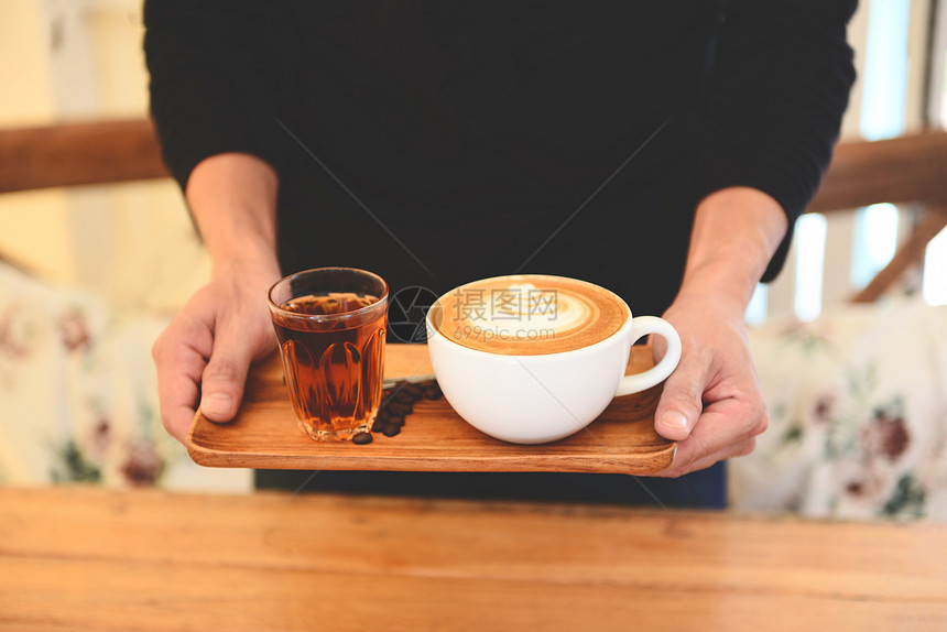 有咖啡豆背景的馆卡布奇诺或拿铁和茶图片