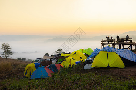 在山上扎营帐篷区在有雾的旅游帐篷中扎营户外旅行冬季风景美丽日出背景图片