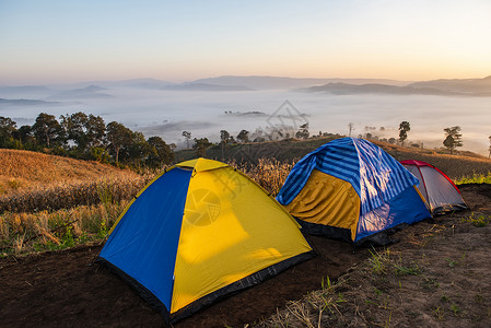 在山上扎营帐篷区在有雾的旅游帐篷中扎营户外旅行冬季风景美丽日出背景图片