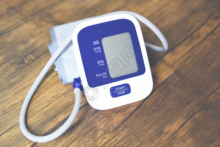 脉冲电子围栏数字显示在木制桌子上医疗电计时检查血压和心率健康与医疗概念背景