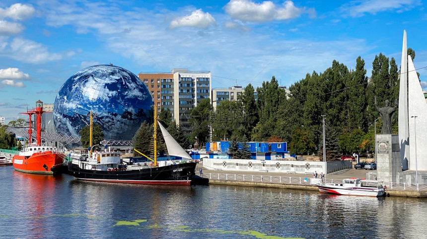 俄罗斯KALININININGRAD普雷戈利亚河在岸上展出世界海洋博物馆图片