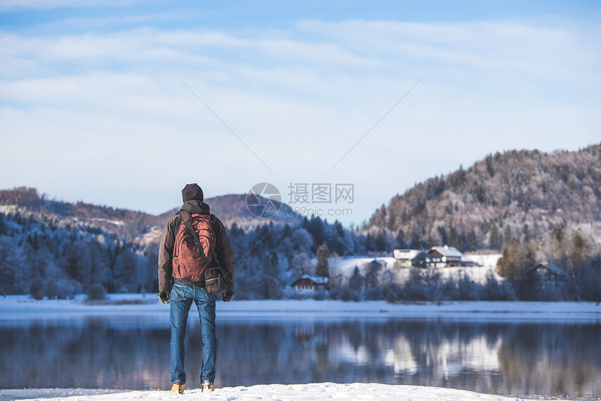 白人运动家在湖边享受风景冬季图片