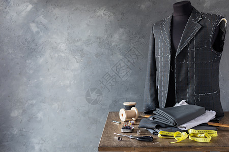 男裁缝模特和纫工具的西装外套服饰品的创造概念高清图片