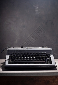 木制桌上的旧复式打字机创造作家概念图片