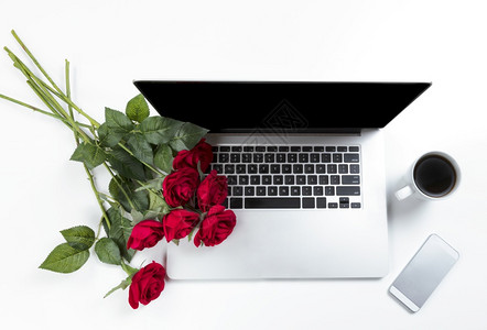 工作桌面上的红玫瑰用于爱情浪漫概念如人节假日图片