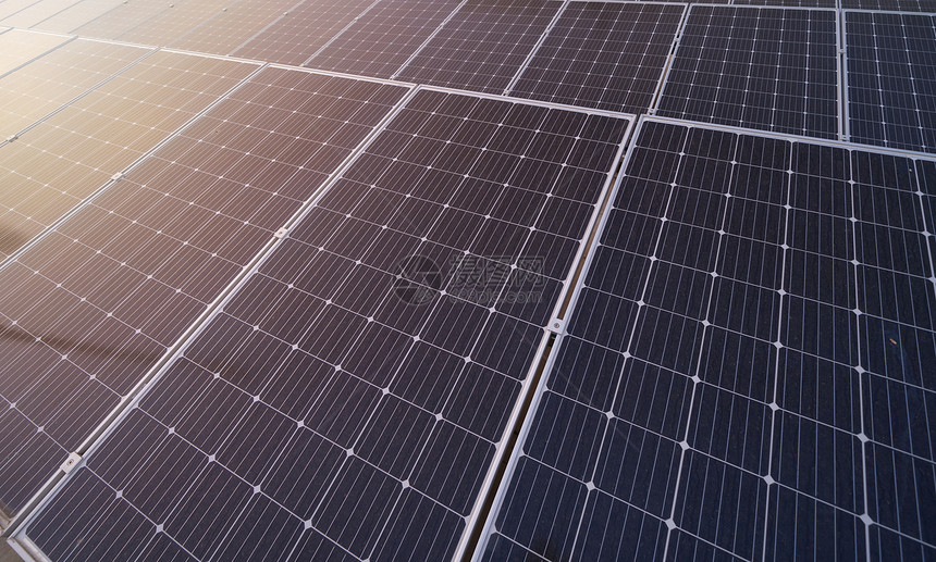 建筑屋顶上的太阳能电池板或城市的发电厂泰国曼谷的可再生能源工业中的生态电力技术图片