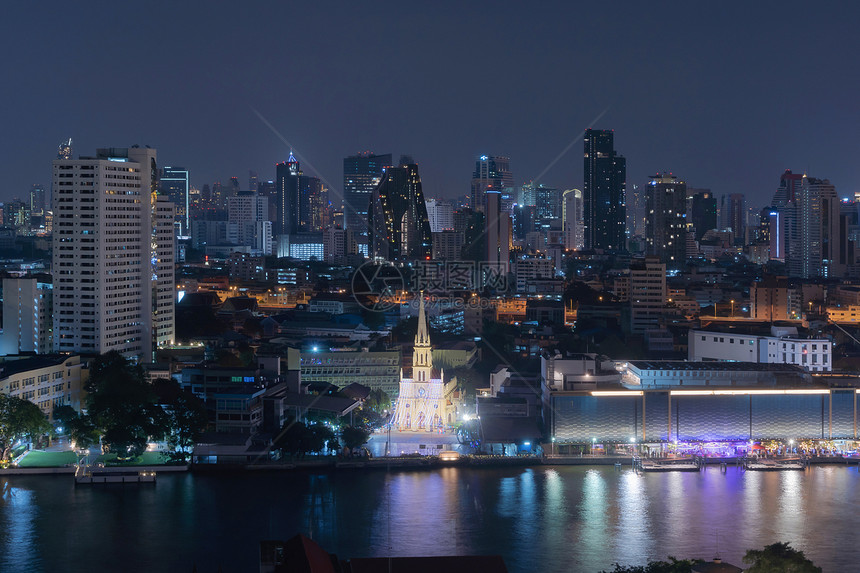 泰国ChaoPhraya河的圣教堂亚洲智能城市的金融区和商业中心夜幕天梯和高楼大图片
