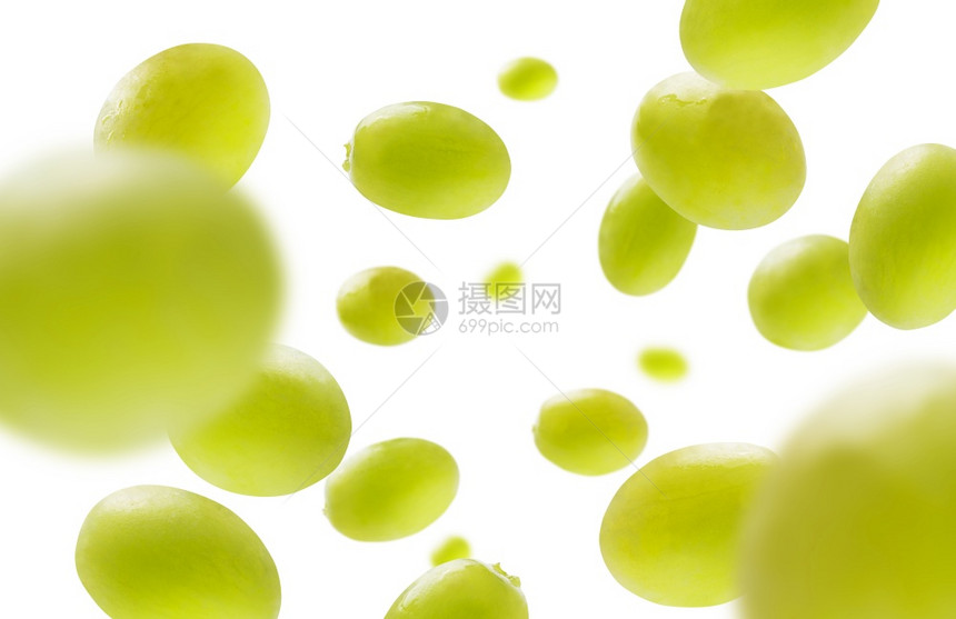 绿色葡萄在白背景上飘图片